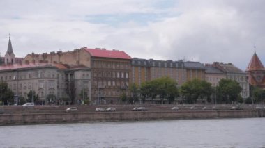 Budapeşte, Macaristan 'daki eski apartman binalarının tekne manzarası. 