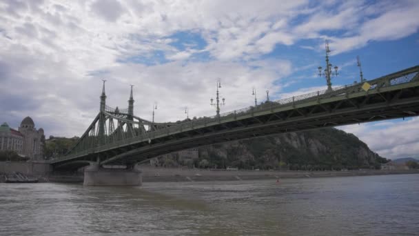 Passage Sous Pont Liberty Sur Bateau Budapest Hongrie — Video