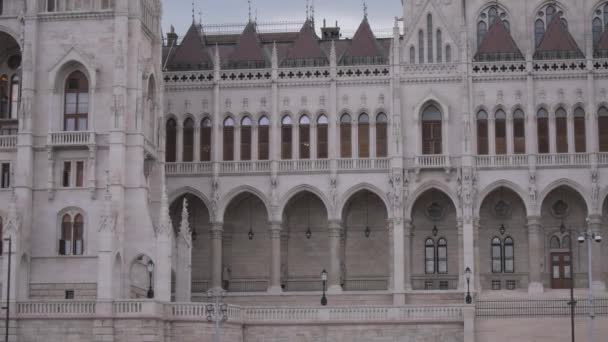 Utvändig Fasad Den Ungerska Parlamentsbyggnaden Budapest Långsamma Rörelser — Stockvideo
