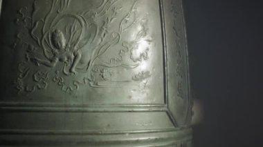 Eski büyük Japon bronz çanı, detayları kapat. Yavaş çekim. 