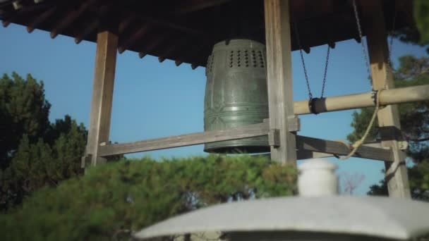 Cloche Traditionnelle Japonaise Bûche Dans Les Jardins Japonais Mouvement Lent — Video