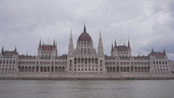 Pasando Edificio Del Parlamento Húngaro Barco Fluvial Movimiento Lento — Vídeo de stock