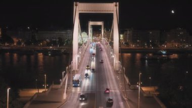 Macaristan 'ın Budapeşte Tarihi Merkezi' ndeki Elisabeth Köprüsü 'ndeki trafiğin gece görüntüsü.