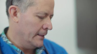 Hayvan kliniğindeki erkek veterineri kapatın. Yavaş çekim. 