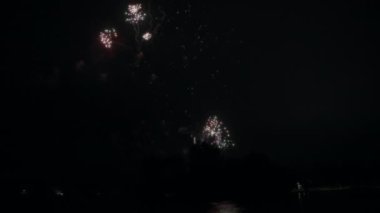 Gölün üzerinde renkli havai fişekler patlıyor. Yavaş çekim. 