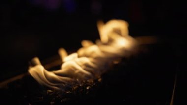 Geceleri açık hava gaz şöminesinde yangın çıkıyor. Ağır çekim, yakın çekim.. 