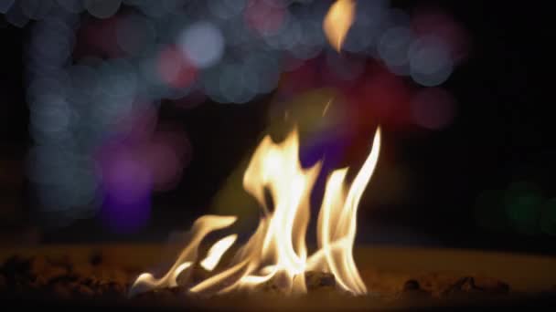 Feuer Brennt Einer Feuerstelle Mit Weihnachtsbeleuchtung Hintergrund Zeitlupe — Stockvideo