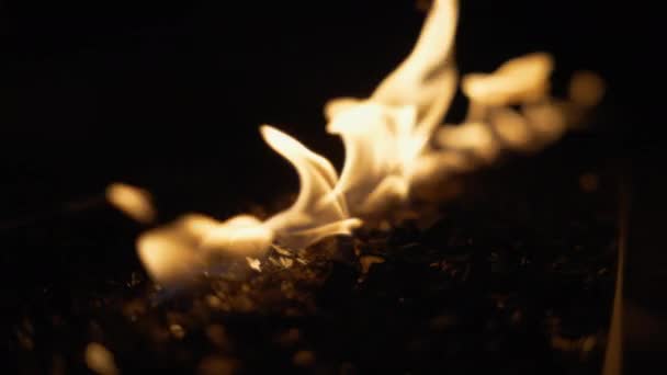 Feuer Einem Gaskamin Freien Der Nacht Zeitlupe Nahaufnahme — Stockvideo