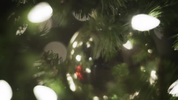 Χιόνι Πέφτει Στο Στολισμένο Χριστουγεννιάτικο Δέντρο Παιχνίδια Και Γιρλάντα Φώτα — Αρχείο Βίντεο