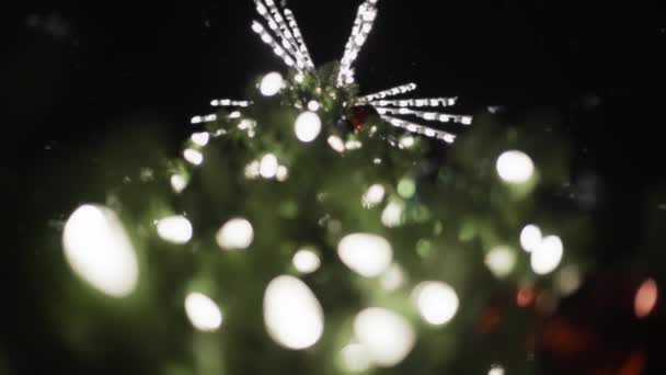 Διακοσμημένο Χριστουγεννιάτικο Δέντρο Έξω Χιόνι Που Πέφτει Νύχτα Αργή Κίνηση — Αρχείο Βίντεο