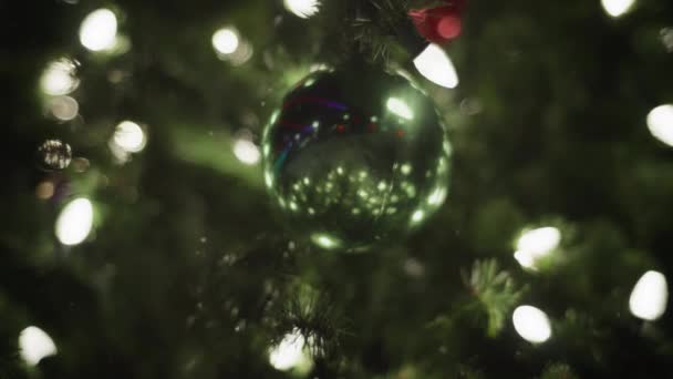 Detailní Záběr Zelené Koule Visí Vánočním Stromečku Zatímco Sněží Zpomalený — Stock video