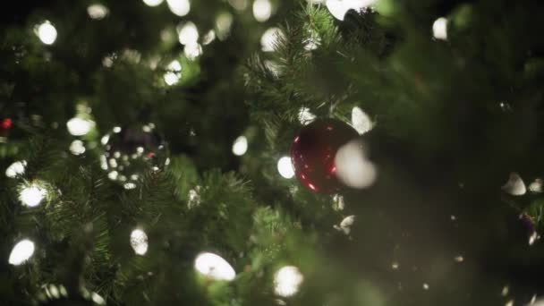 Copos Nieve Cayendo Sobre Árbol Navidad Decorado Movimiento Lento — Vídeos de Stock