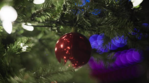 Detailní Záběr Červené Koule Visící Vánočním Stromečku Pod Sněhem Zpomalený — Stock video
