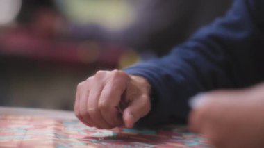 Budapeşte, Macaristan - 27 Ağustos 2021: Erkekler parkta iskambil kağıtlarını karıştırıyorlar. 