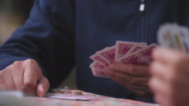 Budapeşte, Macaristan - 27 Ağustos 2021: Budapeşte 'deki parkta kart oynayan yaşlılar. 