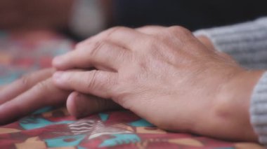 Budapeşte, Macaristan - 27 Ağustos 2021: Son sınıfların elleri oyun masasında katlandı. 