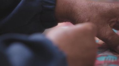 Budapeşte, Macaristan - 27 Ağustos 2021: Budapeşte 'deki parkta kağıt oynayan insanlar. 
