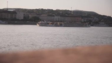 Budapeşte, Macaristan - 27 Ağustos 2021: Budapeşte 'de Tuna Nehri' nden geçen turistlerle birlikte şehir teknesi