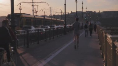 Budapeşte, Macaristan - 27 Ağustos 2021: Budapeşte 'deki Margaret Köprüsü' nden insanlar ve trafik geçiyor