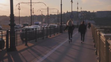 Budapeşte, Macaristan - 27 Ağustos 2021: Budapeşte 'deki Margaret Köprüsü' nden insanlar ve trafik geçiyor