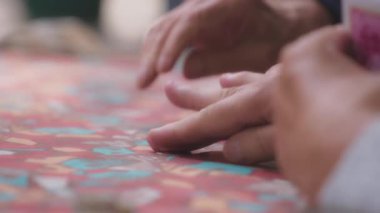 Budapeşte, Macaristan - 27 Ağustos 2021: Budapeşte 'deki açık hava parkında kart oynayan yaşlı adamlar. 