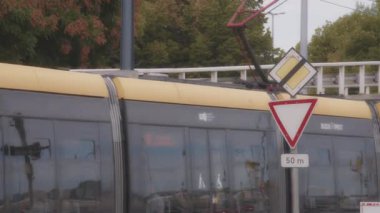 Budapeşte, Macaristan - 27 Ağustos 2021: Budapeşte 'den geçen sarı tramvay. 