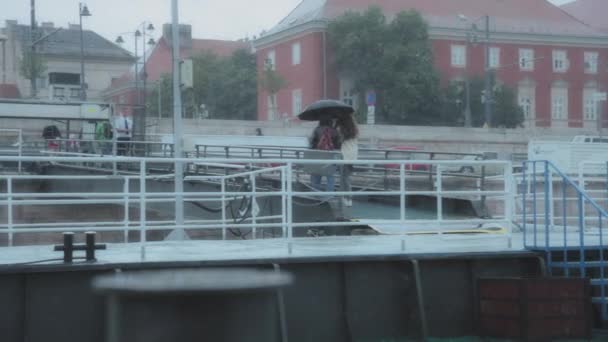 ブダペスト ハンガリー2021年8月27日 ブダペストの雨の下で傘を持って港から歩く人々 — ストック動画