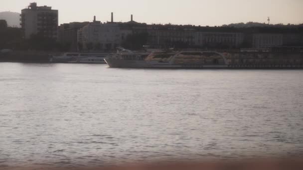 Будапешт Венгрия Августа 2021 Года Городская Круизная Лодка Туристами Проходящими — стоковое видео