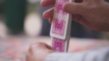 Budapeşte, Macaristan - 27 Ağustos 2021: Arkadaşlar Budapeşte 'deki park masasında kağıt oynuyorlar. 