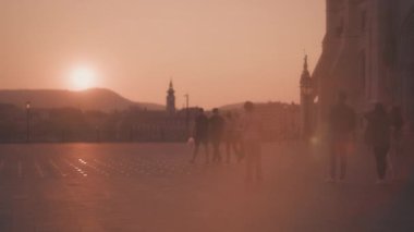 Budapeşte, Macaristan - 27 Ağustos 2021: İnsanlar Budapeşte 'de nehir kıyısında gün batımında yürüyorlar. 