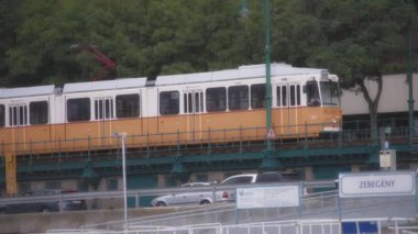 Budapeşte, Macaristan - 27 Ağustos 2021: Budapeşte 'den geçen tarihi sarı şehir tramvayı. 