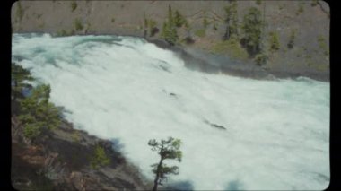 Bow Falls Kanada 'daki Banff Ulusal Parkı' nda akıyor. Klasik Film Görünümü.
