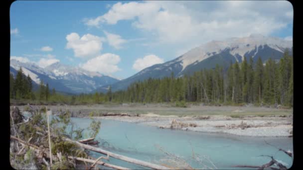 夏にカナダのロッキー山脈に流れる川 ヴィンテージ フィルム ルック — ストック動画