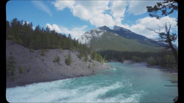 ボウ川はカナダのバンフ国立公園に落ちる ヴィンテージ フィルム ルック — ストック動画