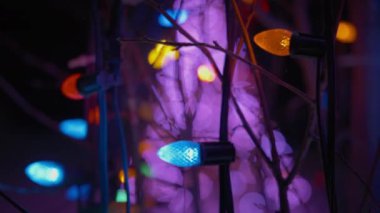 Geceleri renkli çelenk ışıklarının süslemelerini kapat. Yavaş çekim. 