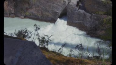 Kanada Rocky Dağları 'nda Doğal Köprü Şelalesi. Klasik Film Görünümü.