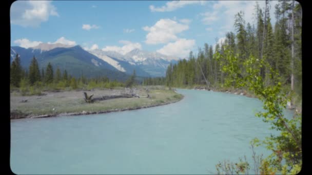カナダのロッキーズに流れるブルーカラー氷河の川 ヴィンテージ フィルム ルック — ストック動画