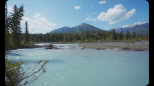 Blauwe Kleur Gletsjer Rivier Stroomt Canadese Rocky Mountains Vintage Film — Stockvideo