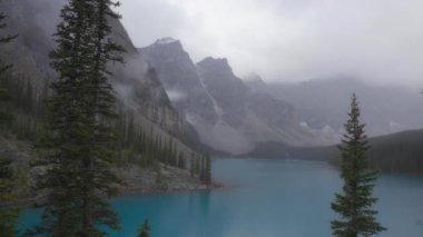 Moraine Gölü üzerinde bulutlar oluşuyor, Banff Ulusal Parkı, Kanada. Zaman Uygulaması. 