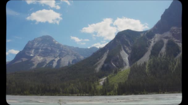 カナダのロッキー山脈で高い山頂を通過する ヴィンテージ フィルム ルック — ストック動画