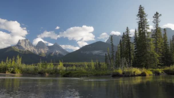 Tre Sorelle Picchi Lago Una Giornata Estiva Vicino Canmore Alberta — Video Stock