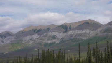 Kanada Alberta 'daki Rocky Dağları' nda bulutlar hareket ediyor. Zaman Uygulaması. 