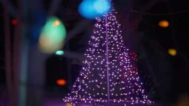 Geceleri kış parkında Noel süsleri. Yavaş çekim. 