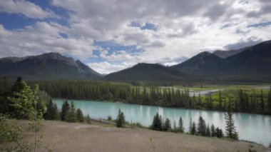 Kanada Banff Ulusal Parkı 'ndaki Bow River Vadisi' nde bulutlar hareket ediyor. 