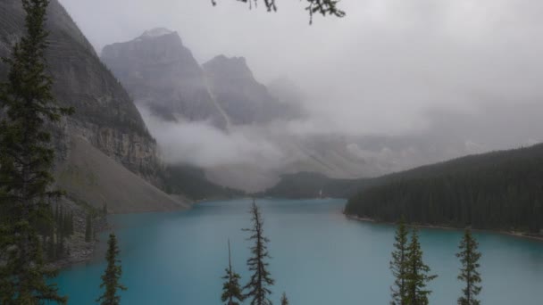 モレーヌ湖は雨の日に タイムラプス — ストック動画