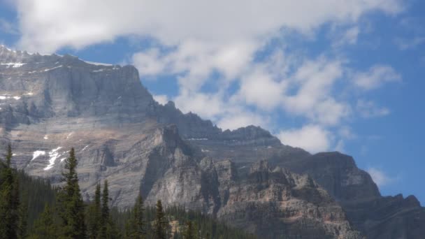カナダのバンフ国立公園で雲を動かして空に向かってロッキー山脈がピーク — ストック動画