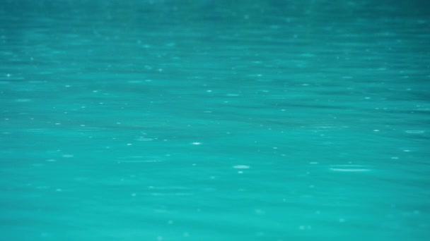 Падіння Дощу Падає Поверхню Блакитного Озера Повільний Рух — стокове відео