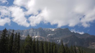 Kanada Banff Ulusal Parkı 'nda Rocky Dağları üzerinde bulutlar oluşuyor. 