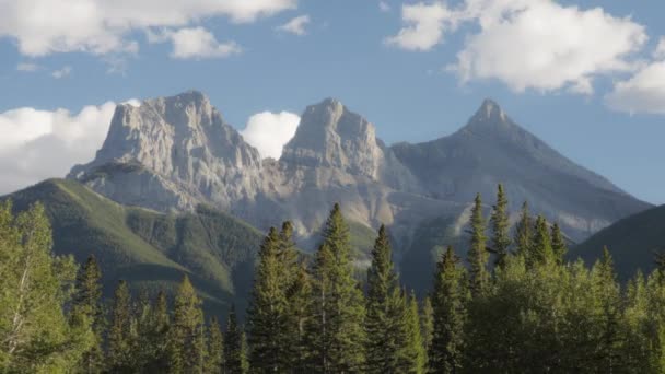 カナダ アルバータ州カンモア近くの3人の姉妹山の上を移動する雲 タイムラプス — ストック動画