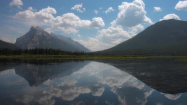 Kanada Banff yakınlarındaki Vermillion Gölü 'nde Rundle Dağı yansıması. Zaman Uygulaması. 